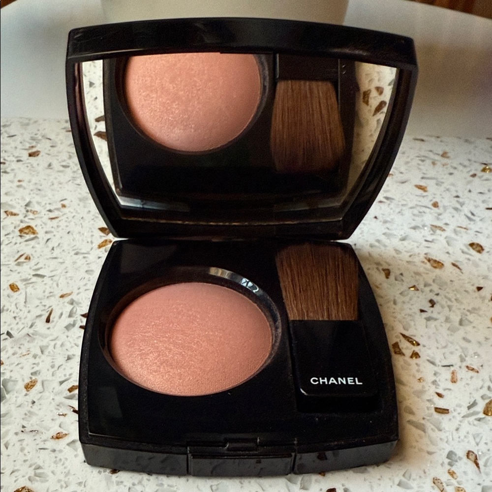CHANEL Peachy Pink Blush Compact with Brush - Picture 2 of 6